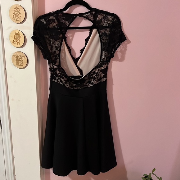Lace top boohoo size 4 skater dress with keyhole back - Picture 4 of 4